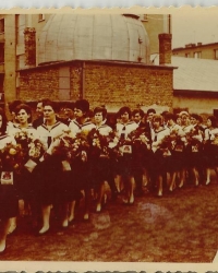 1964-ben ballagó IV.B osztály, háttérben a csillagda