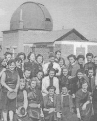 1952-1962 A Kilián Gimnázium építése során az iskola udvarán egy kis csillagdát is felépítettek, részben a tanári kar és az ifjúság társadalmi munkájának keretében. Ez hazánk legelső iskolai csillagvizsgálója is volt.